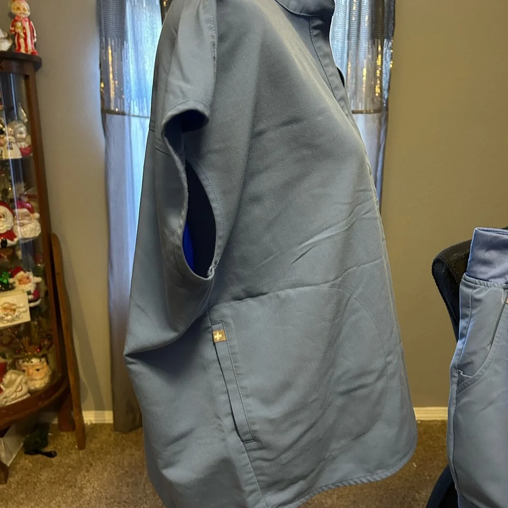 Figs Technical Collection Blue Scrub Top and Pants - Picture 6 of 12